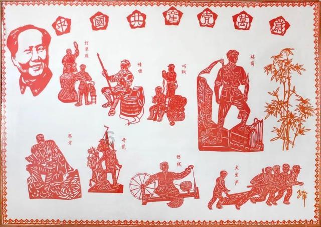 南昌大雪商场楼顶巨型玩偶被压扁，汤姆和杰瑞趴窝躺平