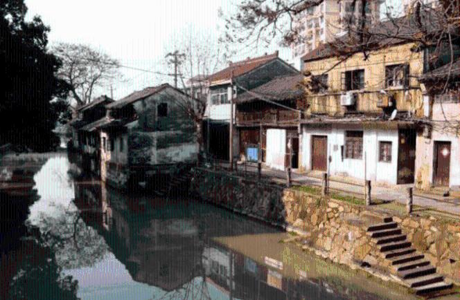 男子欲跳桥轻生，公交司机紧急靠边停车拽回：“慢一秒都拉不住”
